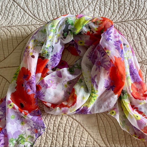 5/$35🍑 Gorgeous Floral Scarf/Wrap - Picture 5 of 5